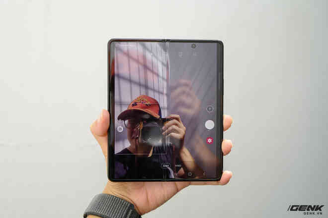 Trên tay Galaxy Z Fold3/Z Flip3 vừa ra mắt: Thiết kế sang trọng tinh tế, camera ẩn dưới màn hình, tích hợp bút S Pen - Ảnh 15. Trên tay Galaxy Z Fold3/Z Flip3 vừa ra mắt: Thiết kế sang trọng tinh tế, camera ẩn dưới màn hình, tích hợp bút S Pen - Ảnh 15.