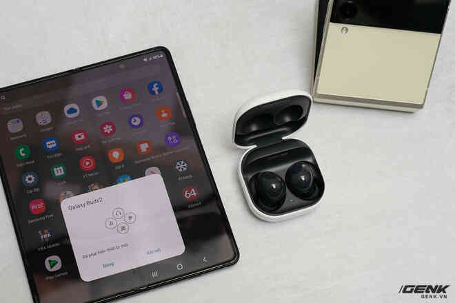 Trên tay Galaxy Z Fold3/Z Flip3 vừa ra mắt: Thiết kế sang trọng tinh tế, camera ẩn dưới màn hình, tích hợp bút S Pen - Ảnh 17. Trên tay Galaxy Z Fold3/Z Flip3 vừa ra mắt: Thiết kế sang trọng tinh tế, camera ẩn dưới màn hình, tích hợp bút S Pen - Ảnh 17.
