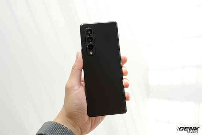Trên tay Galaxy Z Fold3/Z Flip3 vừa ra mắt: Thiết kế sang trọng tinh tế, camera ẩn dưới màn hình, tích hợp bút S Pen - Ảnh 3. Trên tay Galaxy Z Fold3/Z Flip3 vừa ra mắt: Thiết kế sang trọng tinh tế, camera ẩn dưới màn hình, tích hợp bút S Pen - Ảnh 3.