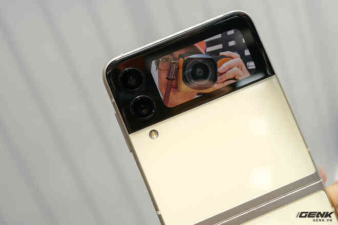 Trên tay Galaxy Z Fold3/Z Flip3 vừa ra mắt: Thiết kế sang trọng tinh tế, camera ẩn dưới màn hình, tích hợp bút S Pen - Ảnh 23. Trên tay Galaxy Z Fold3/Z Flip3 vừa ra mắt: Thiết kế sang trọng tinh tế, camera ẩn dưới màn hình, tích hợp bút S Pen - Ảnh 23.