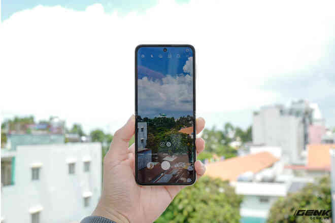 Trên tay Galaxy Z Fold3/Z Flip3 vừa ra mắt: Thiết kế sang trọng tinh tế, camera ẩn dưới màn hình, tích hợp bút S Pen - Ảnh 24. Trên tay Galaxy Z Fold3/Z Flip3 vừa ra mắt: Thiết kế sang trọng tinh tế, camera ẩn dưới màn hình, tích hợp bút S Pen - Ảnh 24.
