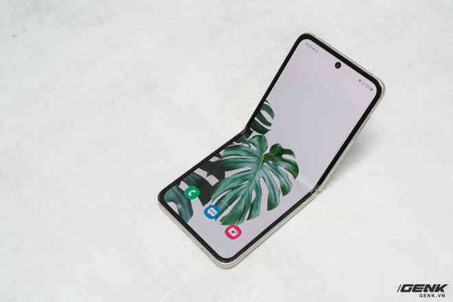 Trên tay Galaxy Z Fold3/Z Flip3 vừa ra mắt: Thiết kế sang trọng tinh tế, camera ẩn dưới màn hình, tích hợp bút S Pen - Ảnh 25. Trên tay Galaxy Z Fold3/Z Flip3 vừa ra mắt: Thiết kế sang trọng tinh tế, camera ẩn dưới màn hình, tích hợp bút S Pen - Ảnh 25.