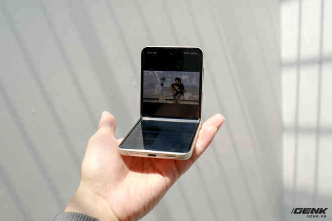 Trên tay Galaxy Z Fold3/Z Flip3 vừa ra mắt: Thiết kế sang trọng tinh tế, camera ẩn dưới màn hình, tích hợp bút S Pen - Ảnh 27. Trên tay Galaxy Z Fold3/Z Flip3 vừa ra mắt: Thiết kế sang trọng tinh tế, camera ẩn dưới màn hình, tích hợp bút S Pen - Ảnh 27.
