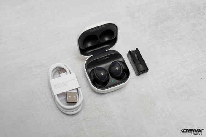 Trên tay Galaxy Z Fold3/Z Flip3 vừa ra mắt: Thiết kế sang trọng tinh tế, camera ẩn dưới màn hình, tích hợp bút S Pen - Ảnh 29. Trên tay Galaxy Z Fold3/Z Flip3 vừa ra mắt: Thiết kế sang trọng tinh tế, camera ẩn dưới màn hình, tích hợp bút S Pen - Ảnh 29.
