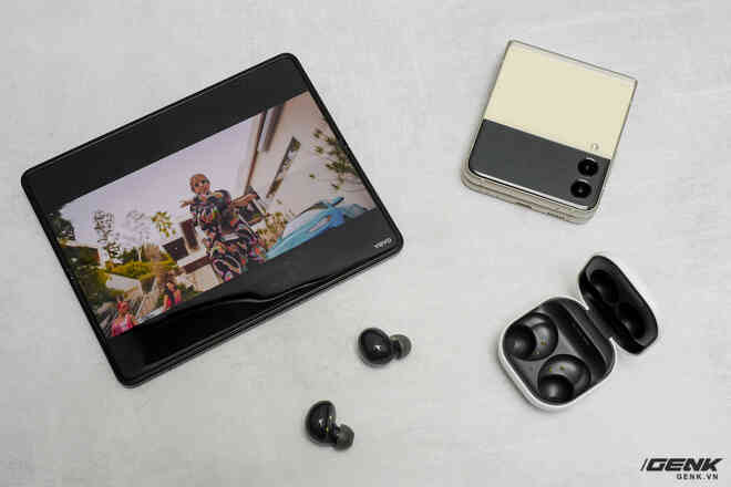 Trên tay Galaxy Z Fold3/Z Flip3 vừa ra mắt: Thiết kế sang trọng tinh tế, camera ẩn dưới màn hình, tích hợp bút S Pen - Ảnh 31. Trên tay Galaxy Z Fold3/Z Flip3 vừa ra mắt: Thiết kế sang trọng tinh tế, camera ẩn dưới màn hình, tích hợp bút S Pen - Ảnh 31.