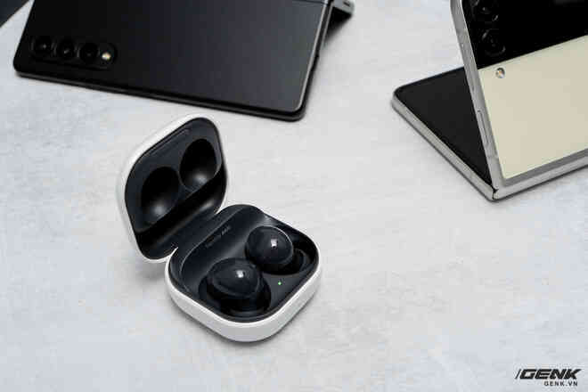 Trên tay Galaxy Z Fold3/Z Flip3 vừa ra mắt: Thiết kế sang trọng tinh tế, camera ẩn dưới màn hình, tích hợp bút S Pen - Ảnh 33. Trên tay Galaxy Z Fold3/Z Flip3 vừa ra mắt: Thiết kế sang trọng tinh tế, camera ẩn dưới màn hình, tích hợp bút S Pen - Ảnh 33.