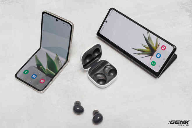 Trên tay Galaxy Z Fold3/Z Flip3 vừa ra mắt: Thiết kế sang trọng tinh tế, camera ẩn dưới màn hình, tích hợp bút S Pen - Ảnh 34. Trên tay Galaxy Z Fold3/Z Flip3 vừa ra mắt: Thiết kế sang trọng tinh tế, camera ẩn dưới màn hình, tích hợp bút S Pen - Ảnh 34.