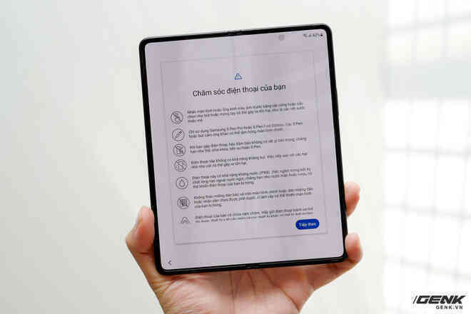 Trên tay Galaxy Z Fold3/Z Flip3 vừa ra mắt: Thiết kế sang trọng tinh tế, camera ẩn dưới màn hình, tích hợp bút S Pen - Ảnh 11. Trên tay Galaxy Z Fold3/Z Flip3 vừa ra mắt: Thiết kế sang trọng tinh tế, camera ẩn dưới màn hình, tích hợp bút S Pen - Ảnh 11.