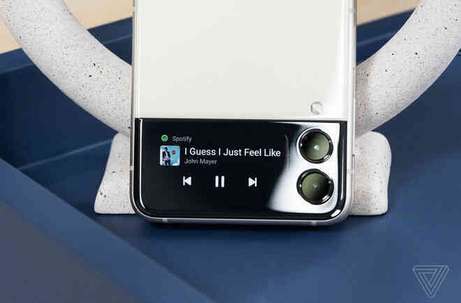 Z Fold3 đã khiến Galaxy Note vĩnh viễn ra đi, liệu tương lai Z Flip có thay thế luôn Galaxy S? - Ảnh 3. Z Fold3 đã khiến Galaxy Note vĩnh viễn ra đi, liệu tương lai Z Flip có thay thế luôn Galaxy S? - Ảnh 3.