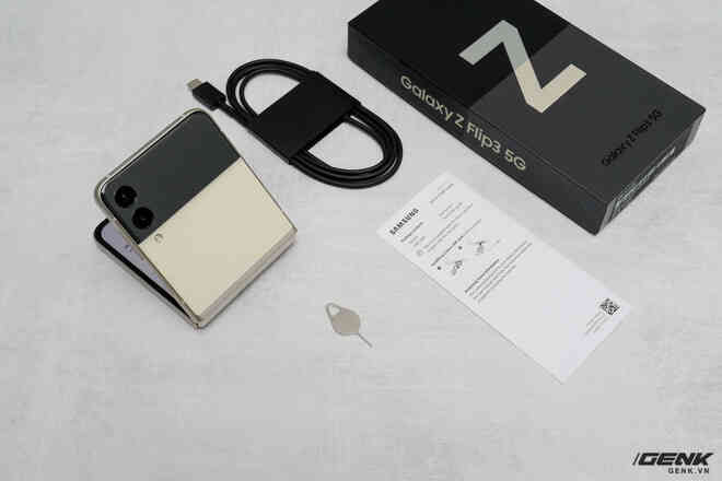 Có giá 1000 USD nhưng Galaxy Z Flip3 sạc chậm hơn cả iPhone 12 - Ảnh 2. Có giá 1000 USD nhưng Galaxy Z Flip3 sạc chậm hơn cả iPhone 12 - Ảnh 2.