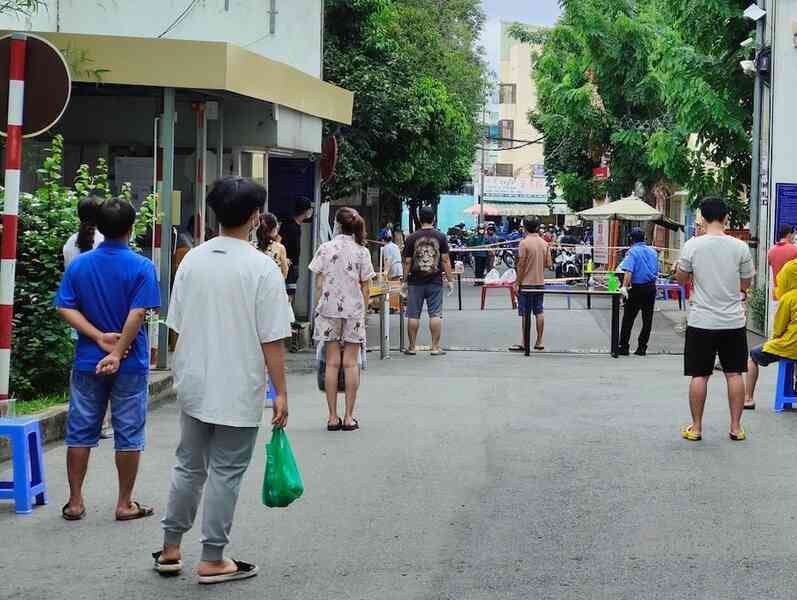 Hỗ trợ thực phẩm cho người khó khăn ở TP.HCM bằng cách nào?