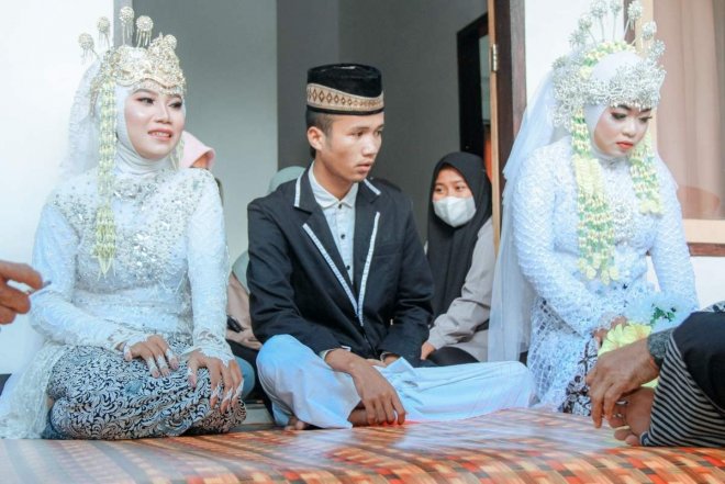 Indonesia: Đến phá đám cưới của bạn trai cũ, cô gái bất ngờ bị cưới luôn làm vợ nữa - Ảnh 1. Indonesia: Đến phá đám cưới của bạn trai cũ, cô gái bất ngờ bị cưới luôn làm vợ nữa - Ảnh 1.