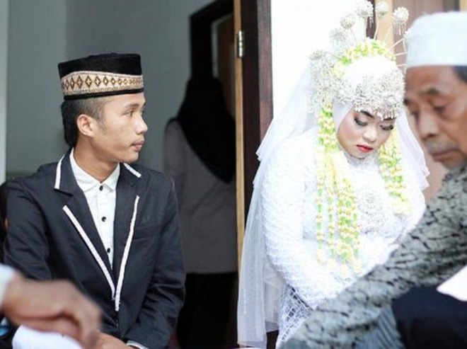 Indonesia: Đến phá đám cưới của bạn trai cũ, cô gái bất ngờ bị cưới luôn làm vợ nữa - Ảnh 2. Indonesia: Đến phá đám cưới của bạn trai cũ, cô gái bất ngờ bị cưới luôn làm vợ nữa - Ảnh 2.