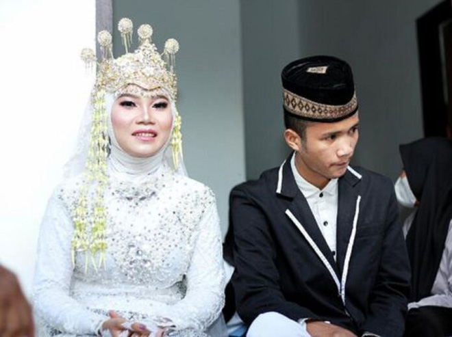 Indonesia: Đến phá đám cưới của bạn trai cũ, cô gái bất ngờ bị cưới luôn làm vợ nữa - Ảnh 3. Indonesia: Đến phá đám cưới của bạn trai cũ, cô gái bất ngờ bị cưới luôn làm vợ nữa - Ảnh 3.