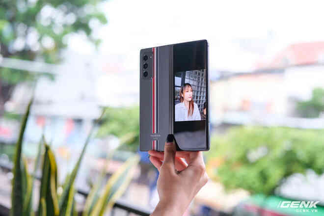 Trải nghiệm nhanh Galaxy Z Fold3: Đôi khi tôi quên mất màn hình này có nốt ruồi... - Ảnh 8. Trải nghiệm nhanh Galaxy Z Fold3: Đôi khi tôi quên mất màn hình này có nốt ruồi... - Ảnh 8.