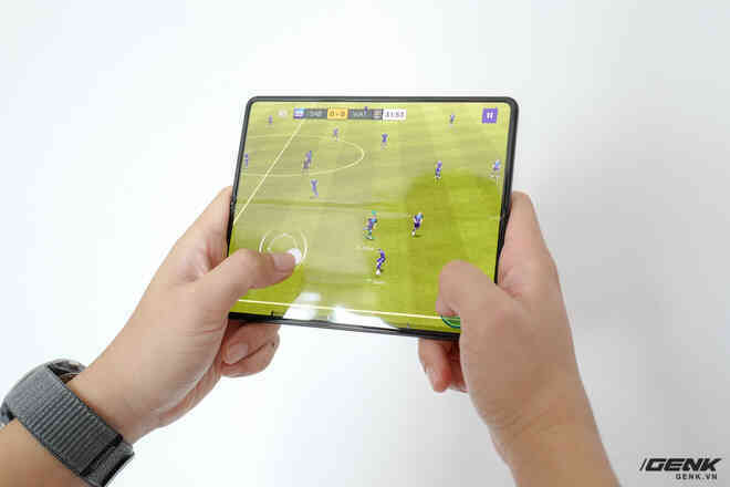 Trải nghiệm nhanh Galaxy Z Fold3: Đôi khi tôi quên mất màn hình này có nốt ruồi... - Ảnh 11. Trải nghiệm nhanh Galaxy Z Fold3: Đôi khi tôi quên mất màn hình này có nốt ruồi... - Ảnh 11.