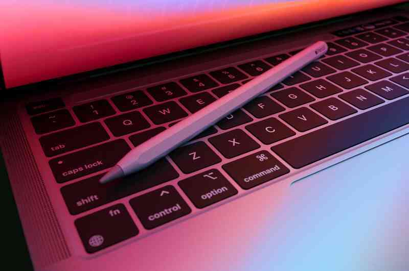 Lộ diện mô hình MacBook Pro với khay chứa bút cảm ứng Lộ diện mô hình MacBook Pro với khay chứa bút cảm ứng