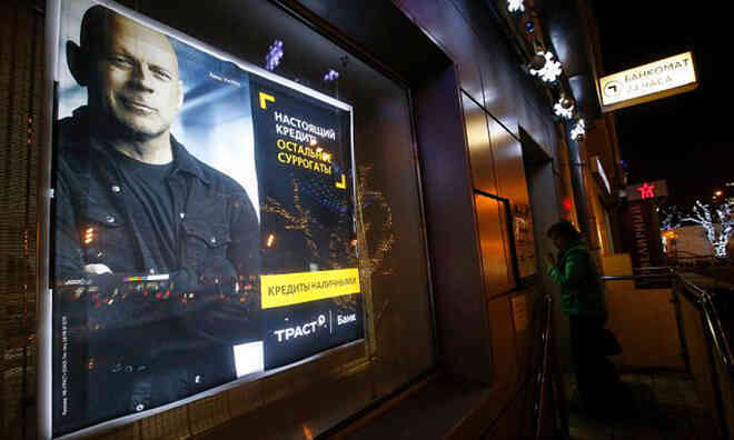 Tài tử Bruce Willis đang ở Mỹ mà vẫn đóng phim quảng cáo được cho nhà mạng Nga và nhận thù lao triệu đô. Họ đã làm như thế nào vậy? - Ảnh 3. Tài tử Bruce Willis đang ở Mỹ mà vẫn đóng phim quảng cáo được cho nhà mạng Nga và nhận thù lao triệu đô. Họ đã làm như thế nào vậy? - Ảnh 3.