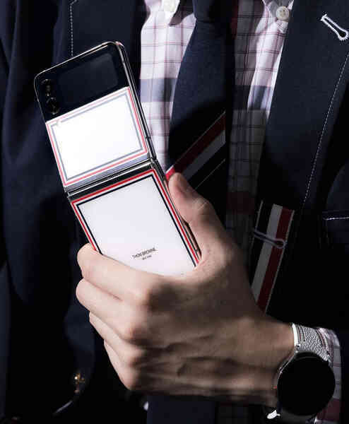 Galaxy Z Fold3 và Z Flip3 phiên bản Thom Browne đặc biệt mở bán tại Việt Nam từ ngày 19/8, giới hạn chỉ 200 máy - Ảnh 5. Galaxy Z Fold3 và Z Flip3 phiên bản Thom Browne đặc biệt mở bán tại Việt Nam từ ngày 19/8, giới hạn chỉ 200 máy - Ảnh 5.