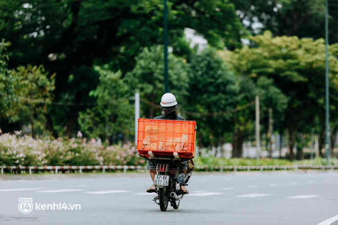  Theo chân “hot TikToker” Lâm Ống Húc - chàng trai chạy xe máy tặng bánh mì, khẩu trang và rất nhiều yêu thương cho bà con nghèo ở Sài Gòn - Ảnh 28.