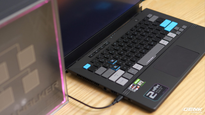 Cận cảnh laptop ASUS ROG Zephyrus G14 phiên bản hợp tác với DJ Alan Walker giá gần 50 triệu đồng - Ảnh 6. Cận cảnh laptop ASUS ROG Zephyrus G14 phiên bản hợp tác với DJ Alan Walker giá gần 50 triệu đồng - Ảnh 6.