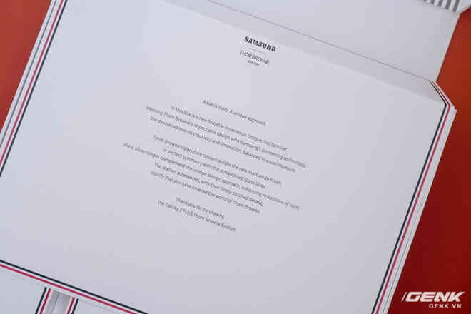 Mở hộp Galaxy Z Flip3 Thom Browne Edition: Bộ sưu tập chanh sả dành cho người sành điệu, giá chỉ sương sương 57 triệu - Ảnh 2. Mở hộp Galaxy Z Flip3 Thom Browne Edition: Bộ sưu tập chanh sả dành cho người sành điệu, giá chỉ sương sương 57 triệu - Ảnh 2.