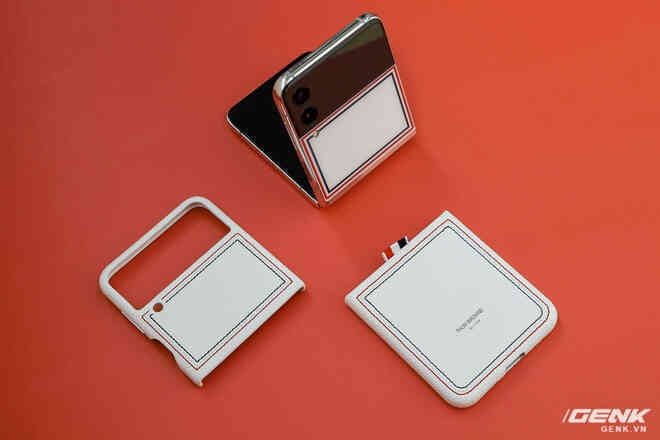 Mở hộp Galaxy Z Flip3 Thom Browne Edition: Bộ sưu tập chanh sả dành cho người sành điệu, giá chỉ sương sương 57 triệu - Ảnh 5. Mở hộp Galaxy Z Flip3 Thom Browne Edition: Bộ sưu tập chanh sả dành cho người sành điệu, giá chỉ sương sương 57 triệu - Ảnh 5.