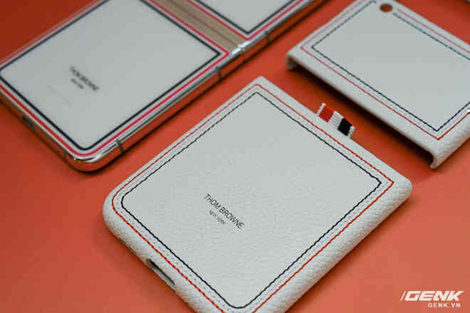 Mở hộp Galaxy Z Flip3 Thom Browne Edition: Bộ sưu tập chanh sả dành cho người sành điệu, giá chỉ sương sương 57 triệu - Ảnh 6. Mở hộp Galaxy Z Flip3 Thom Browne Edition: Bộ sưu tập chanh sả dành cho người sành điệu, giá chỉ sương sương 57 triệu - Ảnh 6.