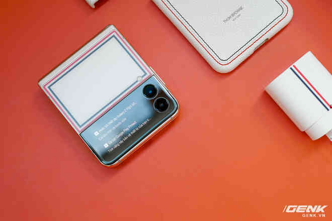 Mở hộp Galaxy Z Flip3 Thom Browne Edition: Bộ sưu tập chanh sả dành cho người sành điệu, giá chỉ sương sương 57 triệu - Ảnh 8. Mở hộp Galaxy Z Flip3 Thom Browne Edition: Bộ sưu tập chanh sả dành cho người sành điệu, giá chỉ sương sương 57 triệu - Ảnh 8.
