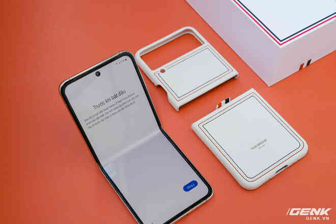 Mở hộp Galaxy Z Flip3 Thom Browne Edition: Bộ sưu tập chanh sả dành cho người sành điệu, giá chỉ sương sương 57 triệu - Ảnh 9. Mở hộp Galaxy Z Flip3 Thom Browne Edition: Bộ sưu tập chanh sả dành cho người sành điệu, giá chỉ sương sương 57 triệu - Ảnh 9.