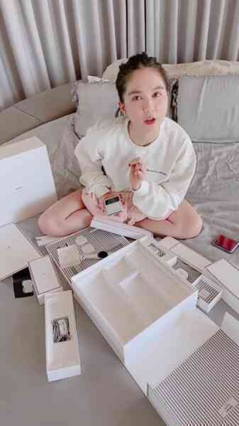 [Video] Cùng xem Ngọc Trinh mở hộp Galaxy Z Flip3 phiên bản VIP giá gần 60 triệu đồng - Ảnh 3.