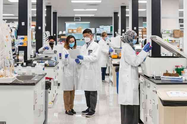 Vingroup nhận chuyển giao độc quyền công nghệ sản xuất vắc-xin mRNA phòng COVID-19 tại Việt Nam
