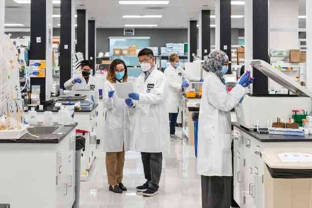 Vingroup nhận chuyển giao độc quyền công nghệ sản xuất vắc-xin mRNA phòng COVID-19 tại Việt Nam - Ảnh 1. Vingroup nhận chuyển giao độc quyền công nghệ sản xuất vắc-xin mRNA phòng COVID-19 tại Việt Nam - Ảnh 1.