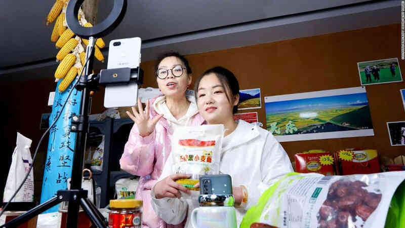 Trung Quốc quy định cả chuyện ăn mặc của livestreamer
