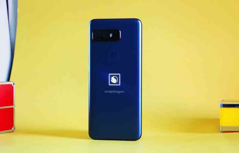 5 mẫu smartphone độc đáo, có tiền cũng khó mua tại Việt Nam - 5 5 mẫu smartphone độc đáo, có tiền cũng khó mua tại Việt Nam - 5