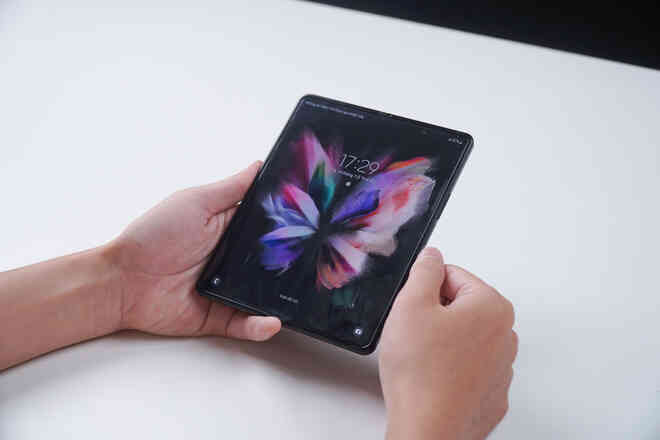 Galaxy Z Fold3 lần đầu được "mổ bụng" tại Việt Nam, hé lộ bí mật của camera ẩn dưới màn hình