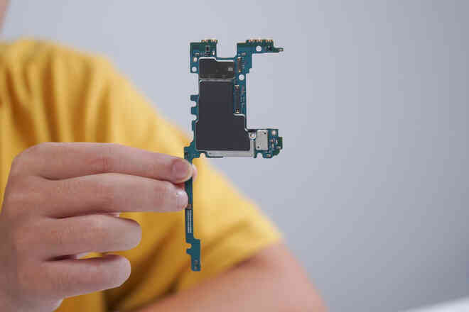 Galaxy Z Fold3 lần đầu được mổ bụng tại Việt Nam, hé lộ bí mật của camera ẩn dưới màn hình - Ảnh 13. Galaxy Z Fold3 lần đầu được mổ bụng tại Việt Nam, hé lộ bí mật của camera ẩn dưới màn hình - Ảnh 13.