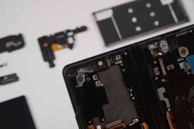Galaxy Z Fold3 lần đầu được mổ bụng tại Việt Nam, hé lộ bí mật của camera ẩn dưới màn hình - Ảnh 3. Galaxy Z Fold3 lần đầu được mổ bụng tại Việt Nam, hé lộ bí mật của camera ẩn dưới màn hình - Ảnh 3.