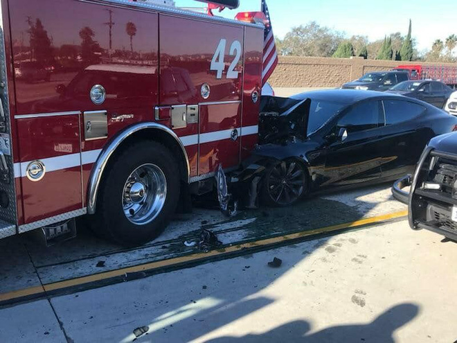 Hú hồn cảnh xe điện Tesla đổi làn ngay trước mũi xe công trình trên cao tốc - Ảnh 2. Hú hồn cảnh xe điện Tesla đổi làn ngay trước mũi xe công trình trên cao tốc - Ảnh 2.