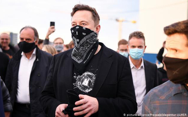 Elon Musk gây bão mạng xã hội khi tweet chê Taliban không đeo khẩu trang - Ảnh 1. Elon Musk gây bão mạng xã hội khi tweet chê Taliban không đeo khẩu trang - Ảnh 1.