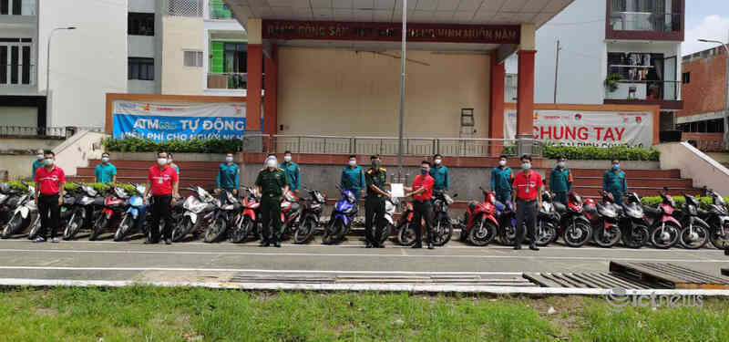 Doanh nghiệp bưu chính hỗ trợ xe máy để bộ đội đi chợ hộ người dân TP.HCM