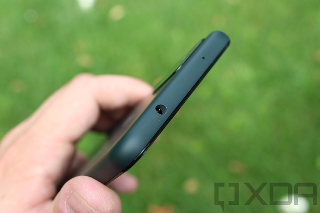 Google tung clip quảng cáo "kỳ quan công nghệ" trên Pixel 5a 5G mới: jack cắm tai nghe 3.5mm