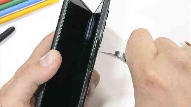 Galaxy Z Fold3 có độ bền ấn tượng, không mỏng manh như nhiều người nghĩ - Ảnh 11. Galaxy Z Fold3 có độ bền ấn tượng, không mỏng manh như nhiều người nghĩ - Ảnh 11.