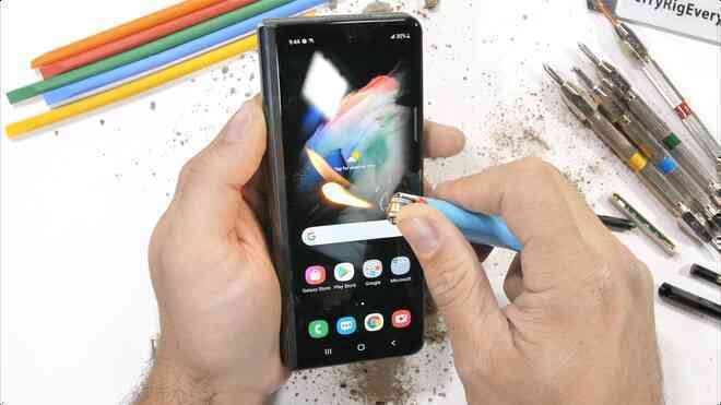 Galaxy Z Fold3 có độ bền ấn tượng, không mỏng manh như nhiều người nghĩ - Ảnh 13. Galaxy Z Fold3 có độ bền ấn tượng, không mỏng manh như nhiều người nghĩ - Ảnh 13.