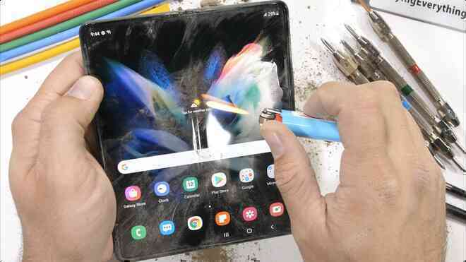 Galaxy Z Fold3 có độ bền ấn tượng, không mỏng manh như nhiều người nghĩ - Ảnh 15. Galaxy Z Fold3 có độ bền ấn tượng, không mỏng manh như nhiều người nghĩ - Ảnh 15.