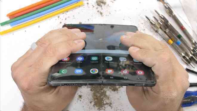 Galaxy Z Fold3 có độ bền ấn tượng, không mỏng manh như nhiều người nghĩ - Ảnh 17. Galaxy Z Fold3 có độ bền ấn tượng, không mỏng manh như nhiều người nghĩ - Ảnh 17.