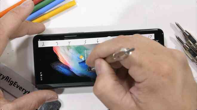 Galaxy Z Fold3 có độ bền ấn tượng, không mỏng manh như nhiều người nghĩ - Ảnh 5. Galaxy Z Fold3 có độ bền ấn tượng, không mỏng manh như nhiều người nghĩ - Ảnh 5.