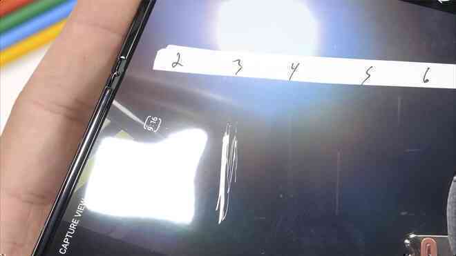 Galaxy Z Fold3 có độ bền ấn tượng, không mỏng manh như nhiều người nghĩ - Ảnh 7. Galaxy Z Fold3 có độ bền ấn tượng, không mỏng manh như nhiều người nghĩ - Ảnh 7.