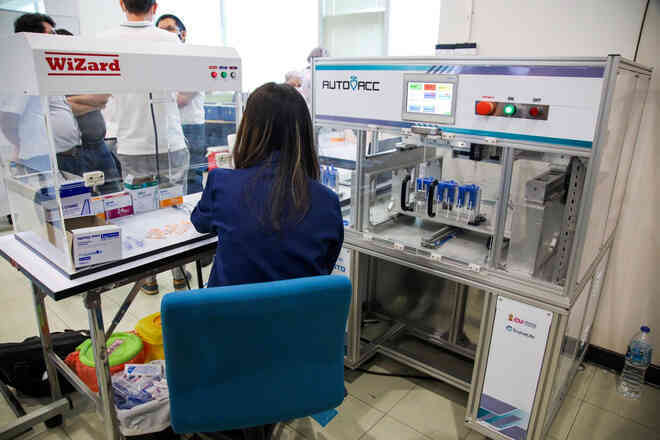 Hiệu quả như người Thái: Chế tạo thành công cỗ máy giúp vét sạch vắc xin Covid-19 trong lọ đến giọt cuối cùng, tăng thêm 20% số liều có thể tiêm - Ảnh 1. Hiệu quả như người Thái: Chế tạo thành công cỗ máy giúp vét sạch vắc xin Covid-19 trong lọ đến giọt cuối cùng, tăng thêm 20% số liều có thể tiêm - Ảnh 1.