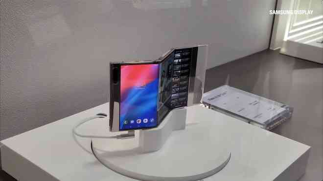 Xuất hiện nguyên mẫu điện thoại Samsung với màn hình gập hai lần - Ảnh 3. Xuất hiện nguyên mẫu điện thoại Samsung với màn hình gập hai lần - Ảnh 3.